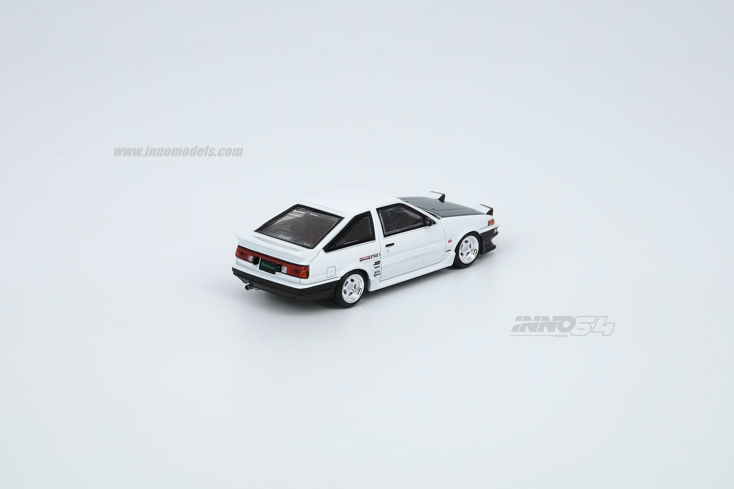 Inno64 Toyota Sprinter Trueno AE86 Drift Car Carbon Door 1:64