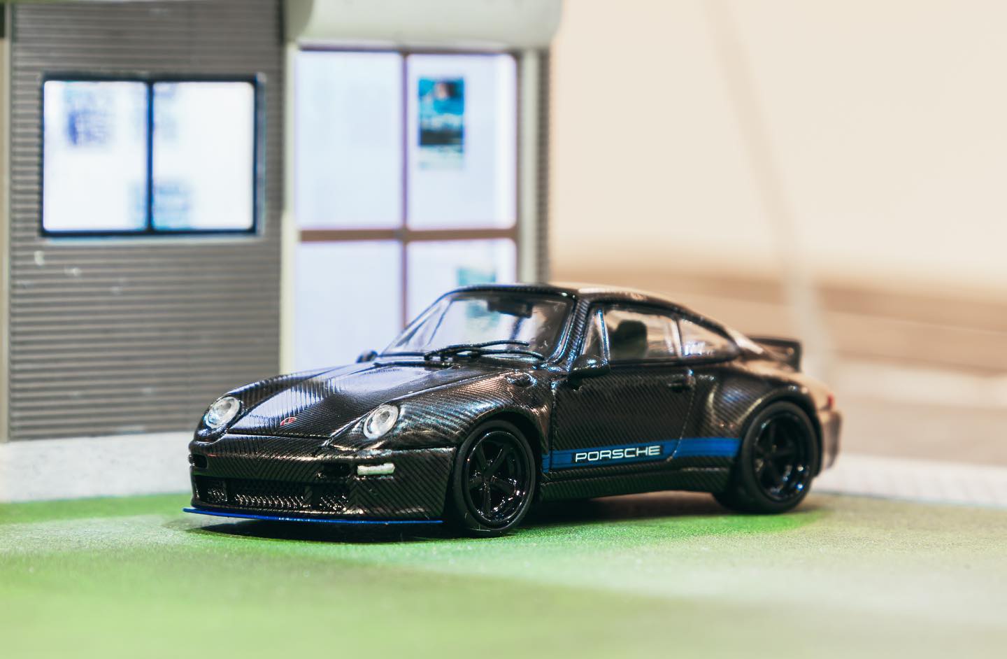 Tarmac Works Porsche 993 Gunther Werks Black Carbon 1:64