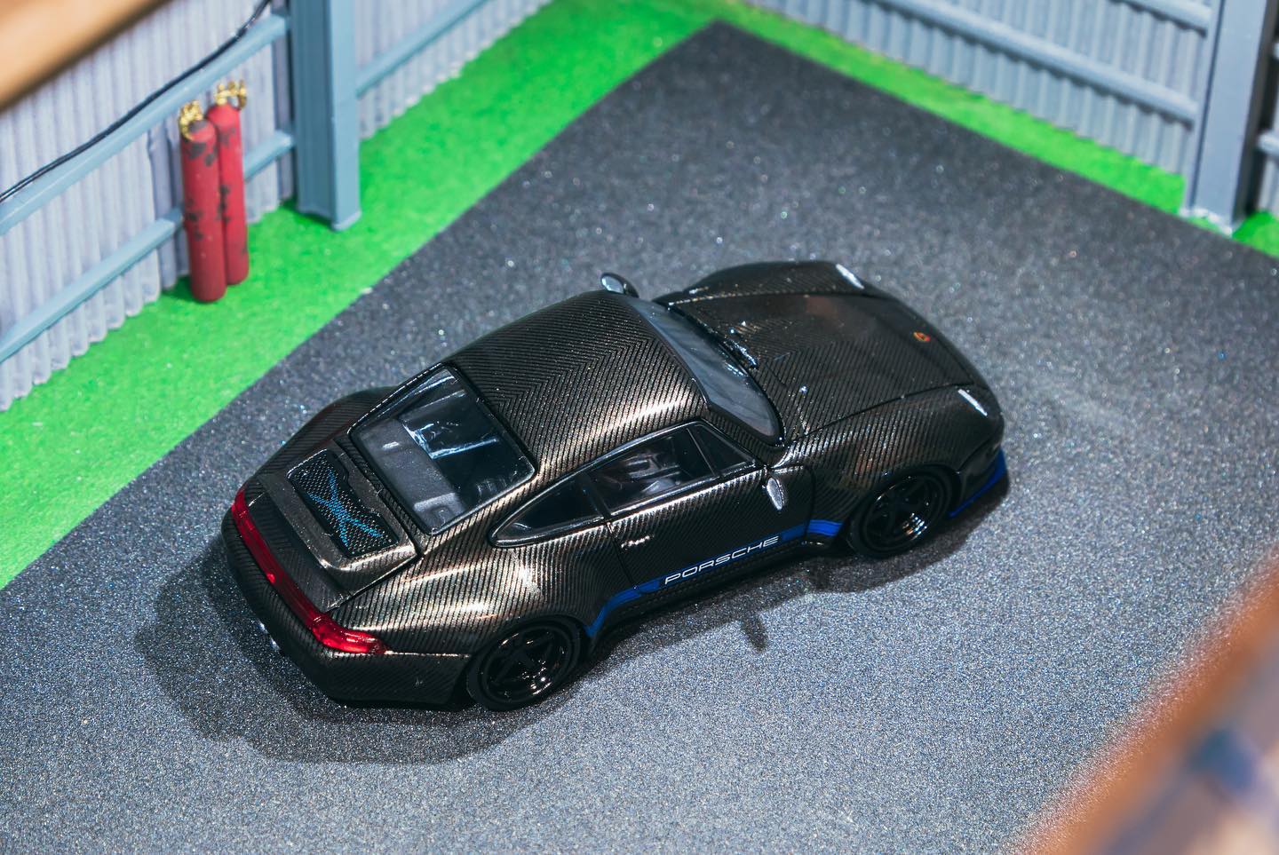 Tarmac Works Porsche 993 Gunther Werks Black Carbon 1:64
