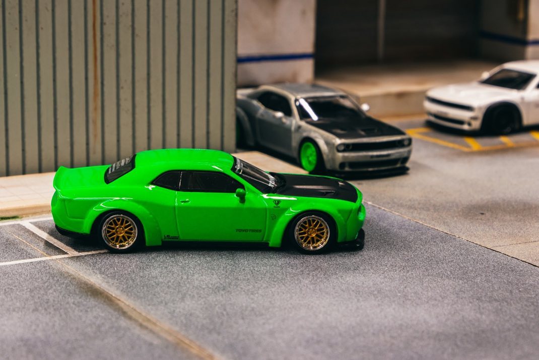 Tarmac Works LB-WORKS Dodge Challenger SRT Hellcat Green Metallic 1:64