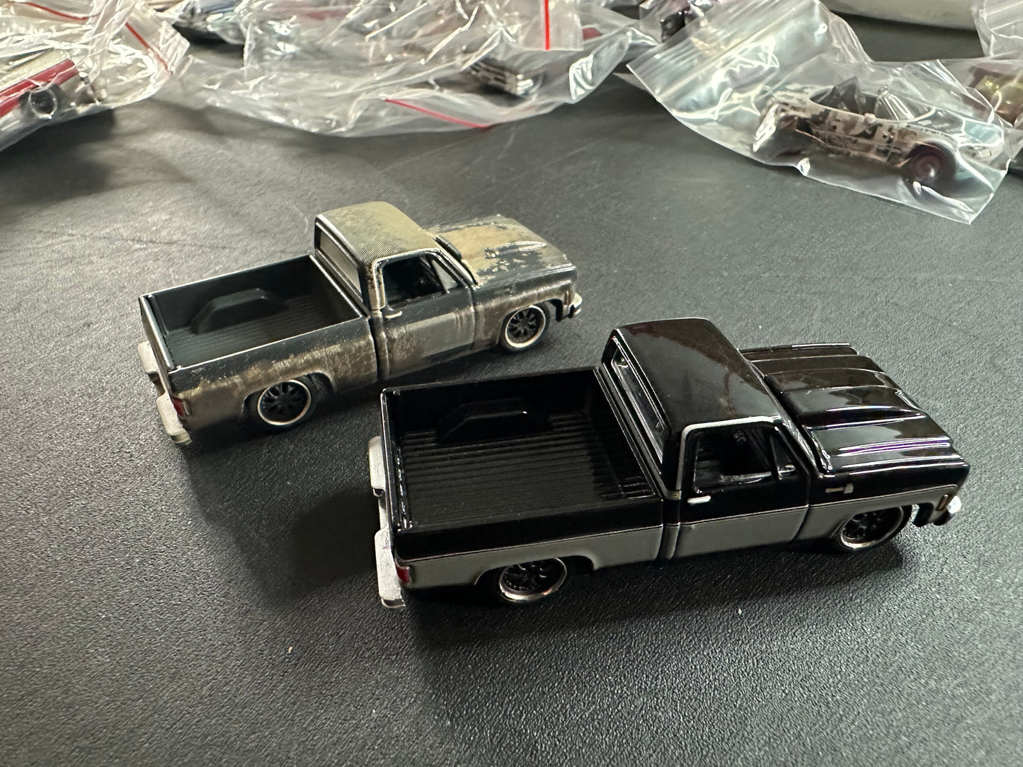 LOOSE Auto World Alabama Barn Finds Exclusives 1975 Chevy Silverado Fleetside Pair Clean & Rusty Version 1:64
