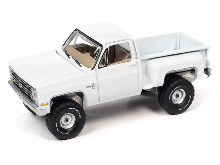 Auto World Muscle Trucks 1986 Chevy Silverado K10 Stepside White 1:64