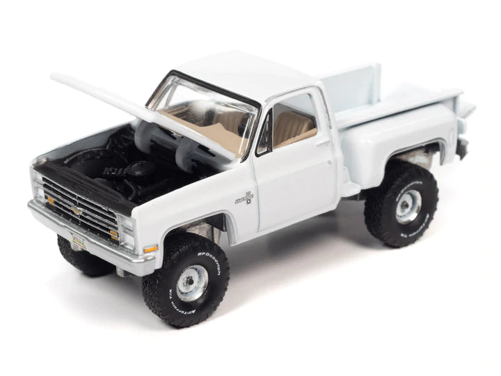 Auto World Muscle Trucks 1986 Chevy Silverado K10 Stepside White 1:64