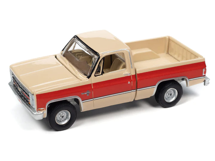 Auto World Muscle Trucks 1987 Chevy Silverado R10 Fleetside Tan Bright Red 1:64