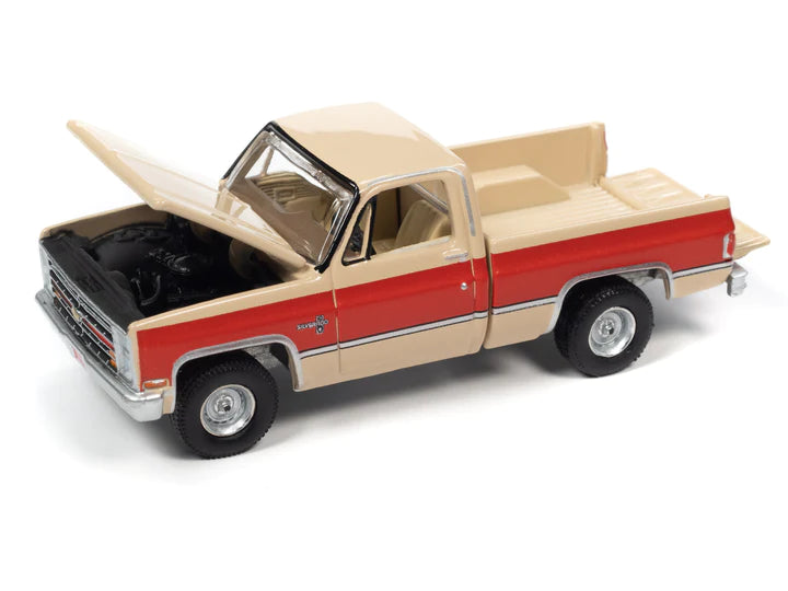 Auto World Muscle Trucks 1987 Chevy Silverado R10 Fleetside Tan Bright Red 1:64