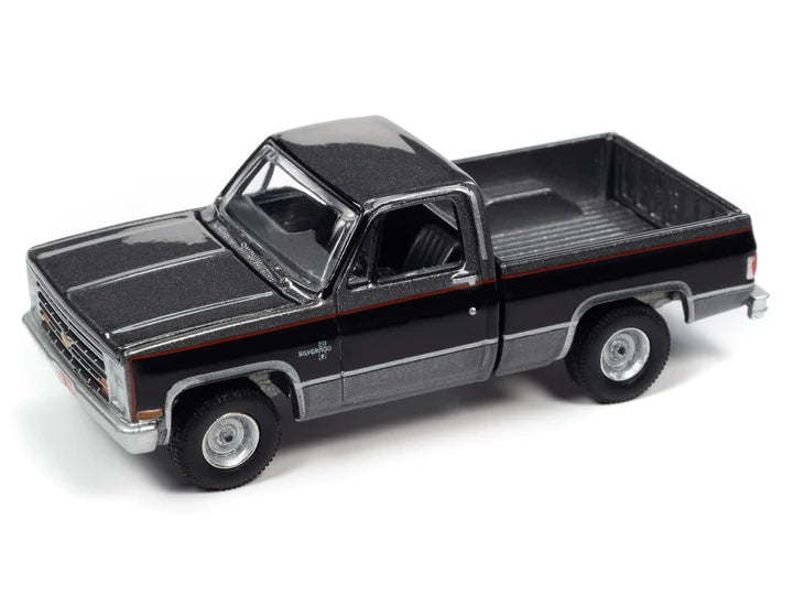 Auto World Muscle Trucks 1987 Chevy Silverado R10 Fleetside Gray Poly Black 1:64