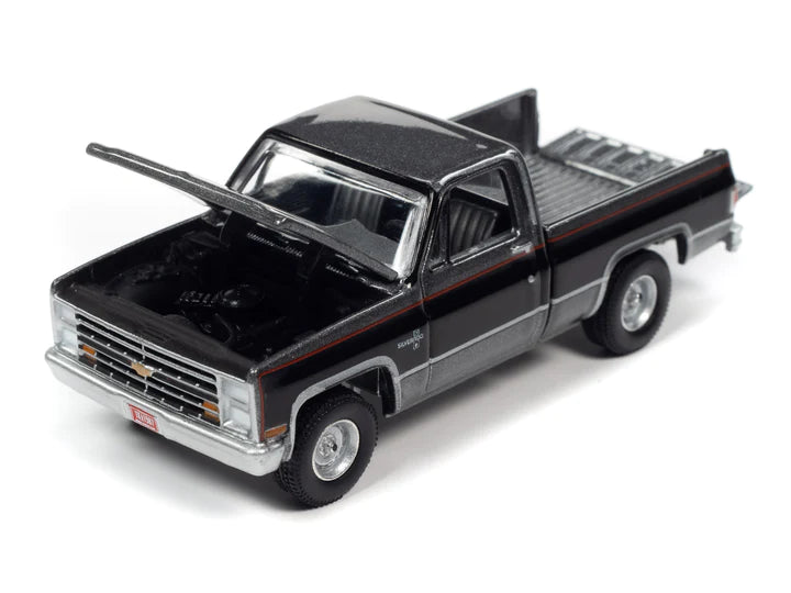 Auto World Muscle Trucks 1987 Chevy Silverado R10 Fleetside Gray Poly Black 1:64