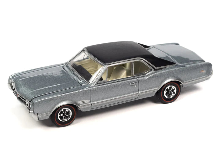 Auto World Vintage Muscle 1966 Oldsmobile 442 Silver Mist Poly 1:64