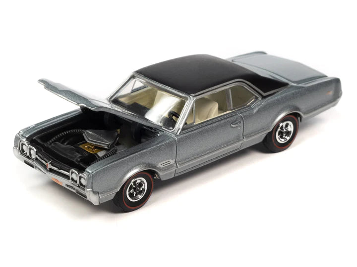 Auto World Vintage Muscle 1966 Oldsmobile 442 Silver Mist Poly 1:64