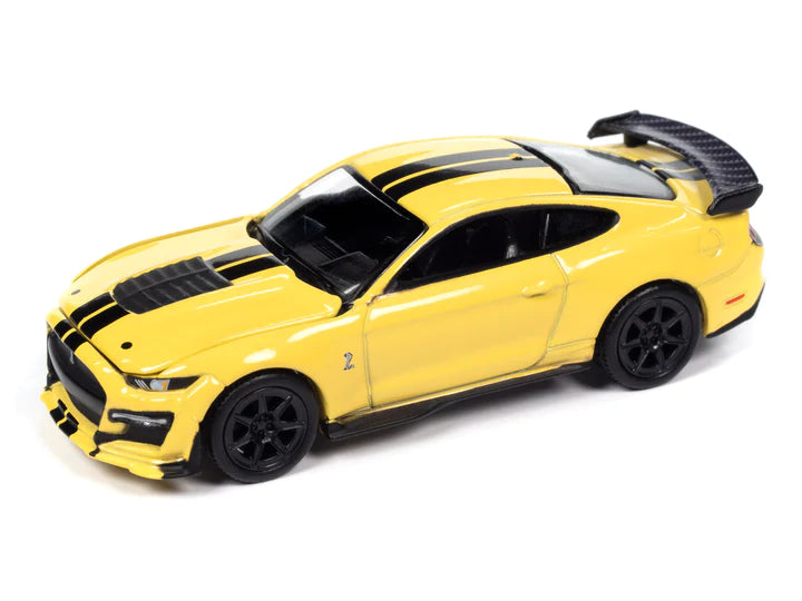 Auto World Modern Muscle 2021 Ford Mustang Shelby GT500 Carbon Fiber Track Pack Grabber Yellow 1:64
