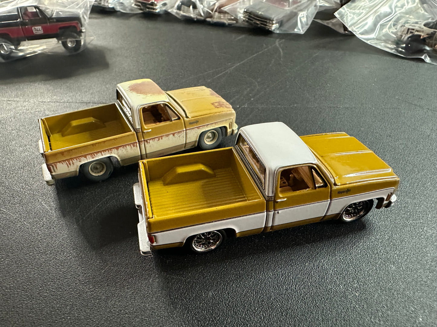 LOOSE Auto World Mississippi Barn Finds 1973 Chevy Cheyenne Fleetside Pair Clean & Weathered 1:64