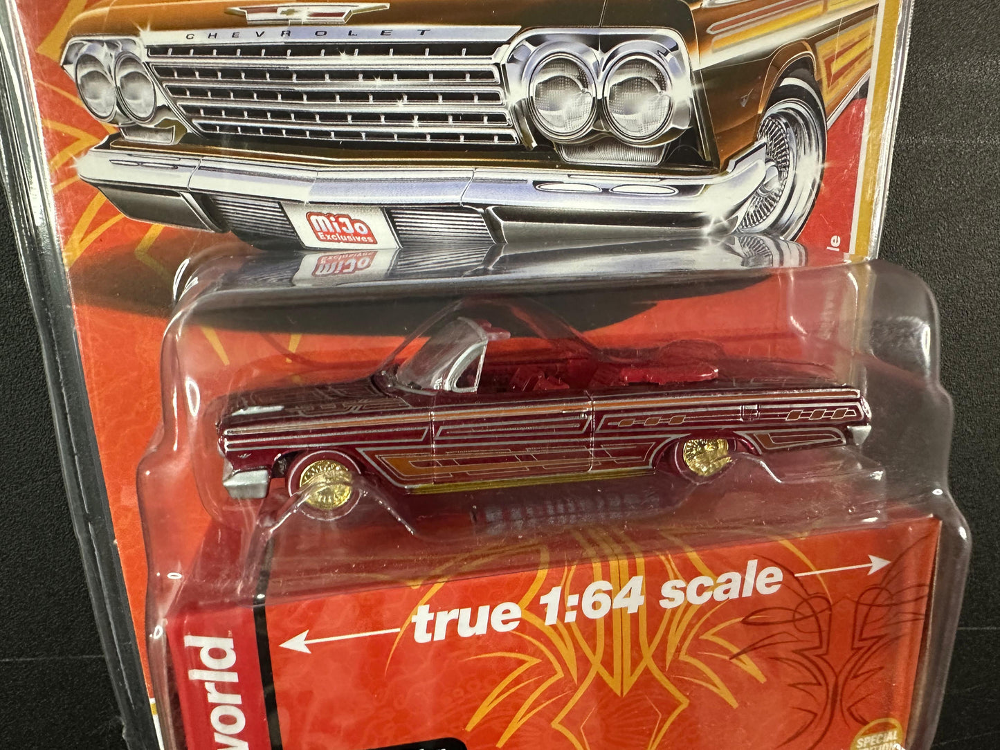 CHASE ULTRA RED Auto World Custom Lowriders Series 1962 Chevy Impala SS Convertible 1:64