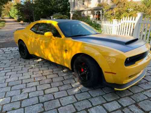 Auto World 2018 Dodge Challenger Demon Yellow Jacket w/Flat Black Hood 1/64