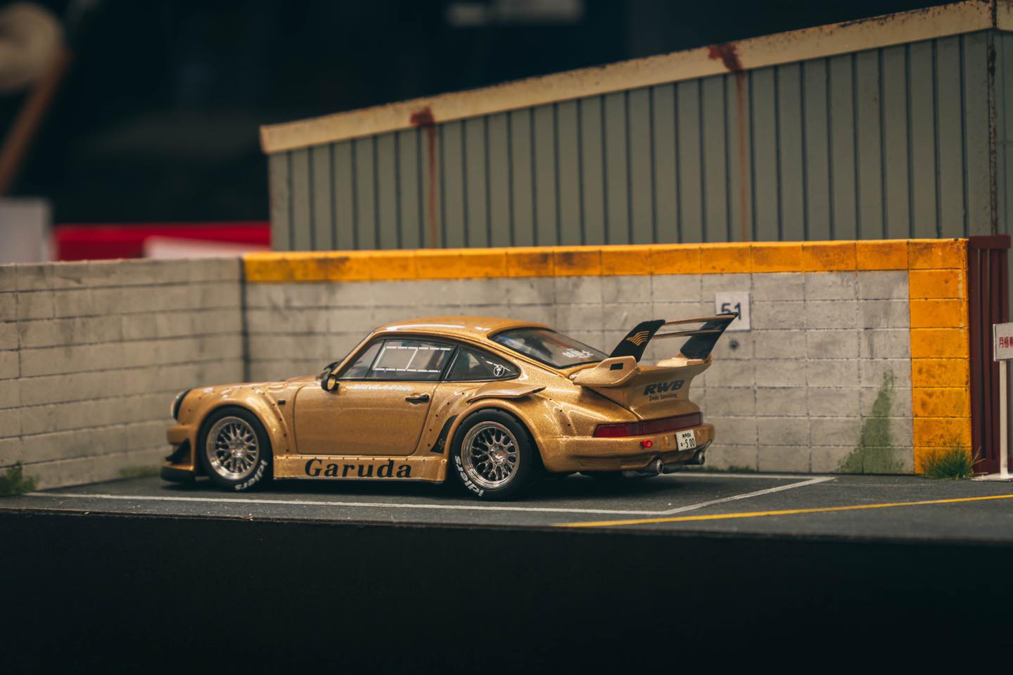 Tarmac Porsche RWB 930 Garuda Gold 1:64