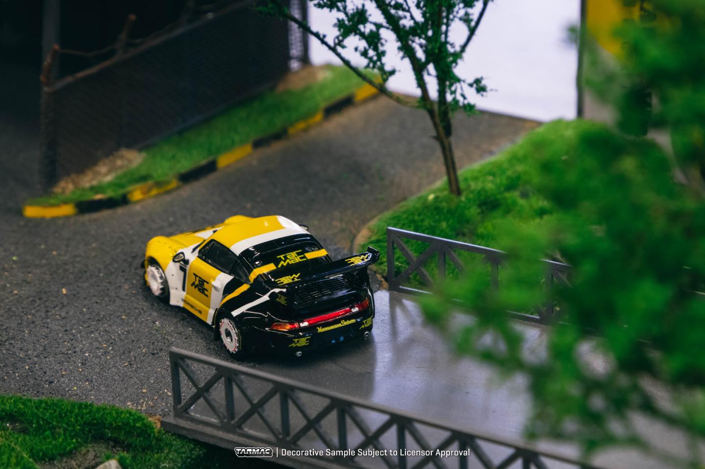 Tarmac Porsche RWB 993 Tarmac Yellow Black 1:64