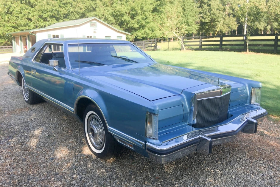 Auto World 1977 Lincoln Continental Coupe Mark V Med Blue Diamond Bright 1:64