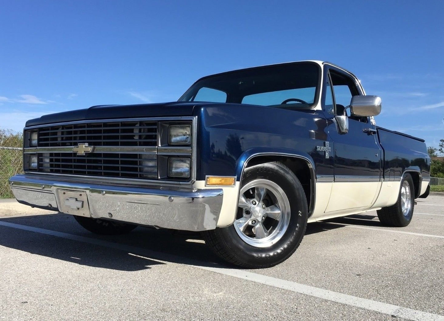 Auto World Muscle Trucks 1985 Chevy Silverado 10 Fleetside Dark Blue Poly White 1:64