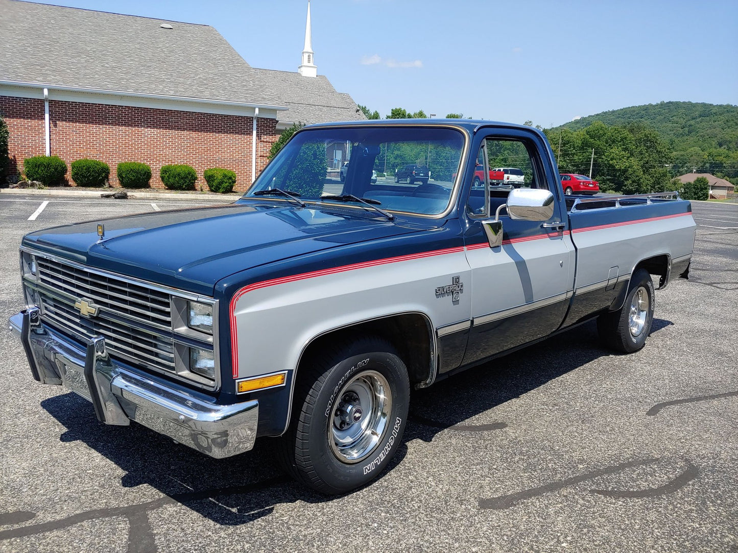 Auto World Muscle Trucks 1981 Chevy Silverado10 Fleetside Midnight Black Silver 1:64