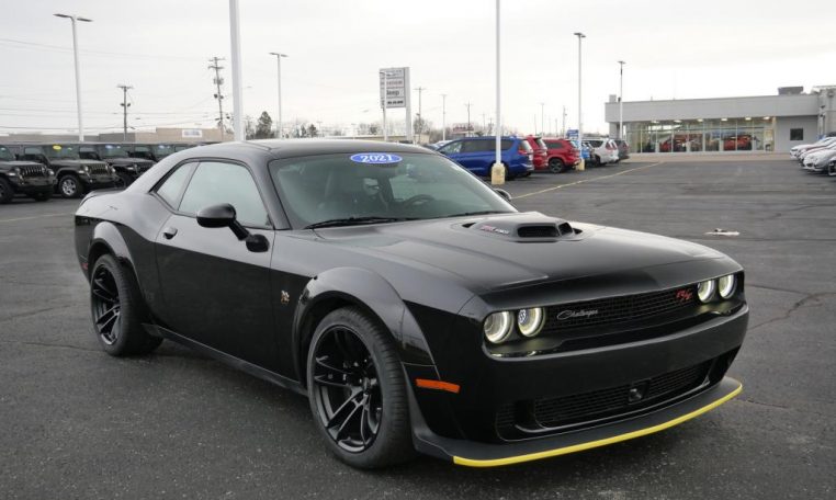 Auto World 2019 Dodge Challenger RT Scat Pack Black 1:64