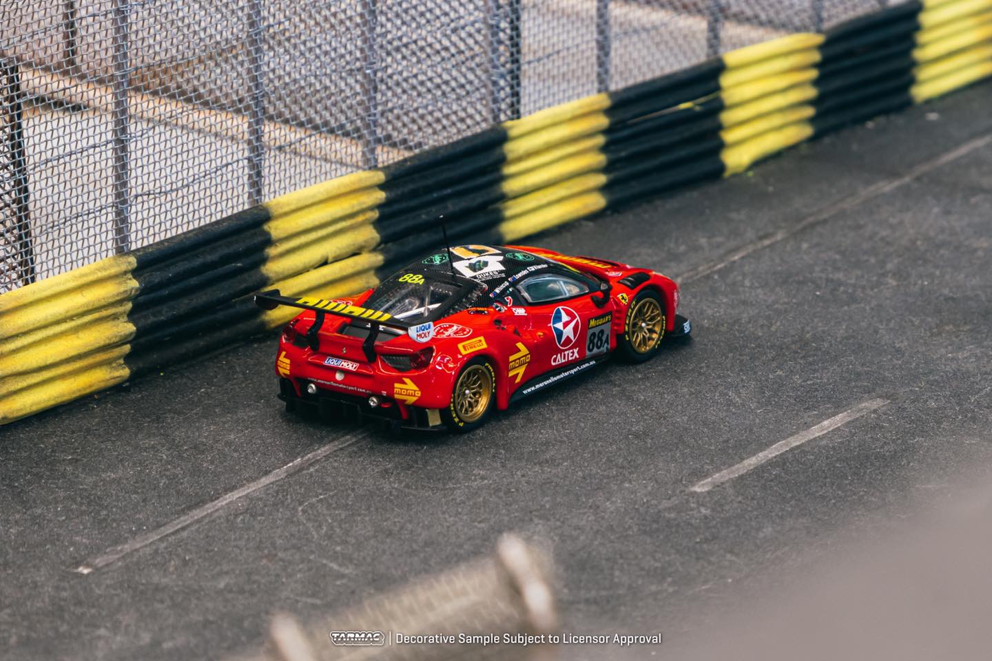 Tarmac Ixo Ferrari 488 GT3 Bathurst 12h 2017 Caltex Red 1:64
