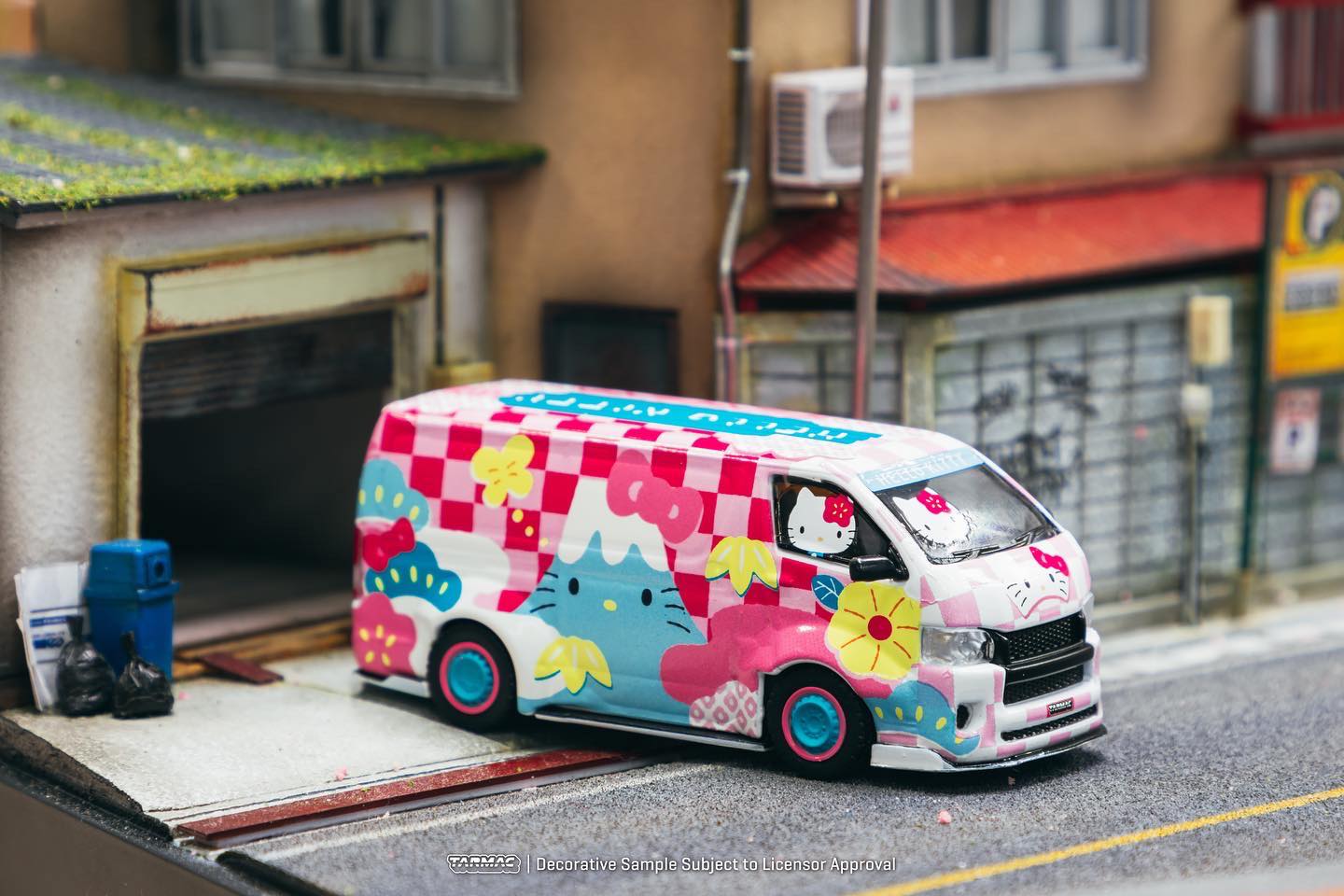 Tarmac Toyota Hiace Widebody Hello Kitty Capsule Summer Festival Pink 1:64