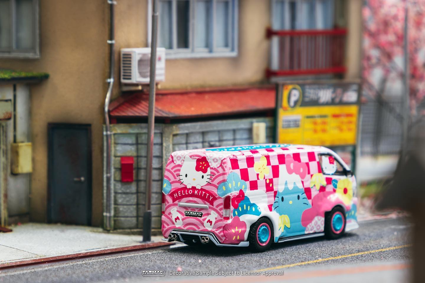 Tarmac Toyota Hiace Widebody Hello Kitty Capsule Summer Festival Pink 1:64