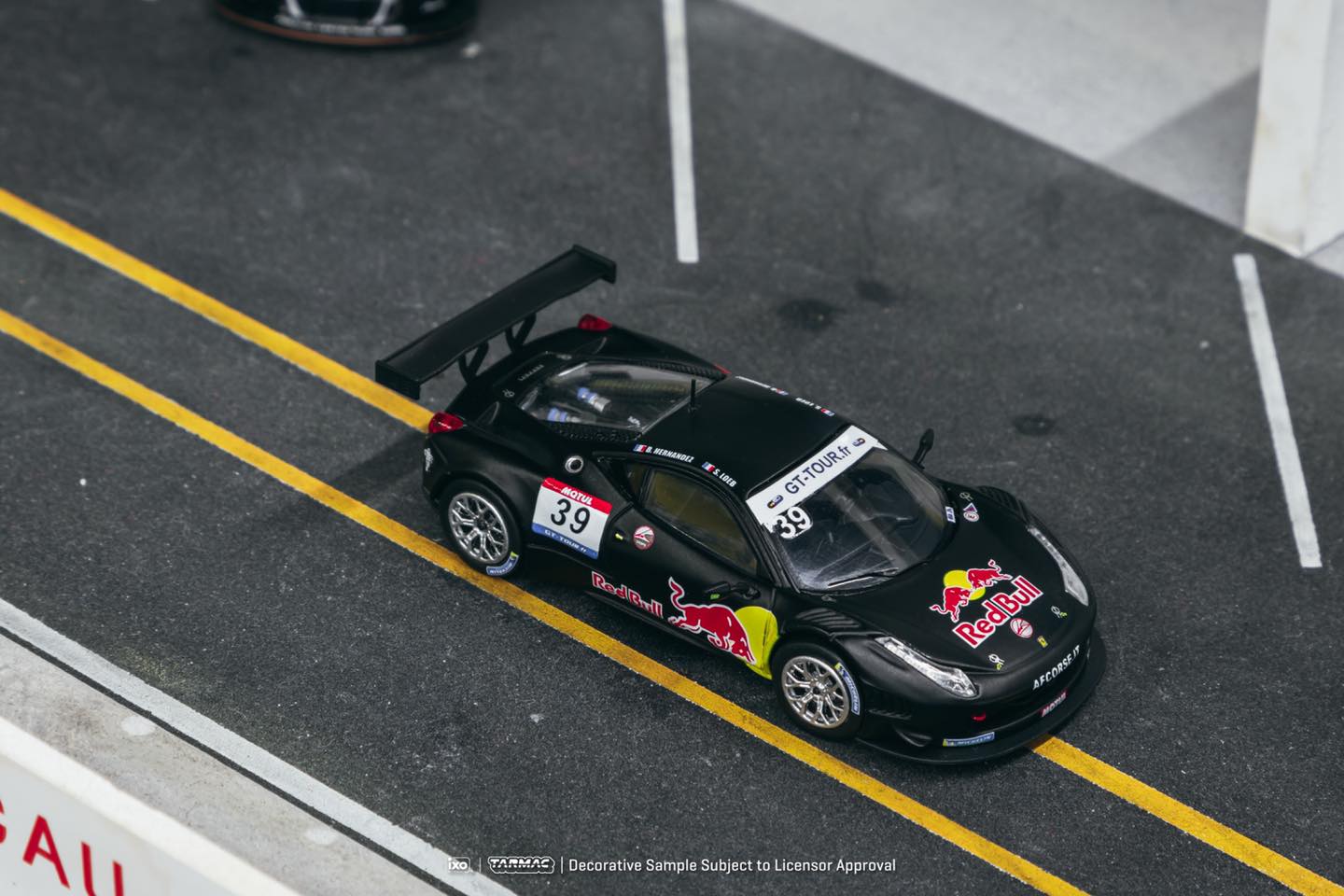 Tarmac Ixo Ferrari 458 Italia GT3 2011 GT Tour 2011 Red Bull Black 1:64