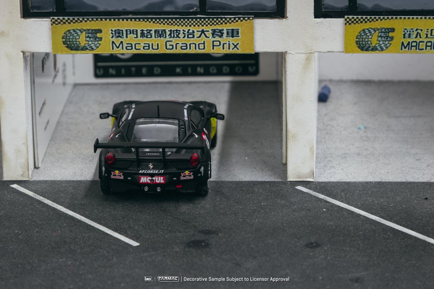 Tarmac Ixo Ferrari 458 Italia GT3 2011 GT Tour 2011 Red Bull Black 1:64
