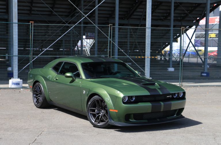Auto World Modern Muscle 2019 Dodge Challenger Hellcat F8 Green Metallic 1:64