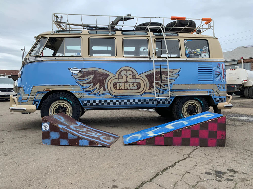 Hot Wheels Boulevard Volkswagen Deluxe Station Wagon with Sterling Protector Case 1:64