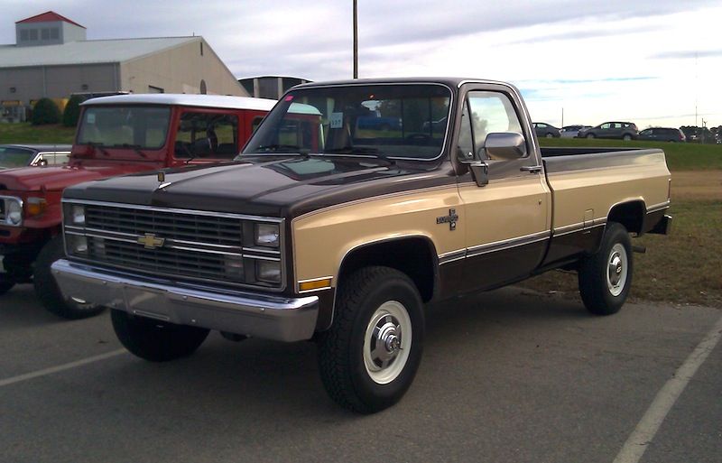 Auto World Modern Muscle 1983 Chevy Silverado 10 Fleetside Light Bronze Poly Almond 1:64