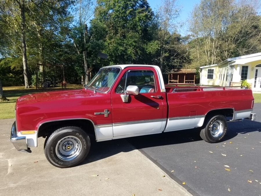 Auto World 1981 Chevy Silverado 10 Fleetside Carmine Red 1:64