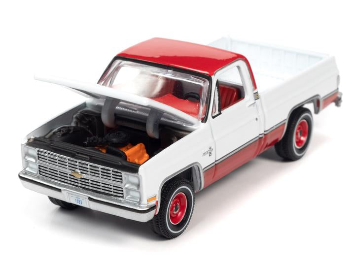 Auto World Muscle Trucks 1983 Chevy Silverado 10 Fleetside White Carmine 1:64