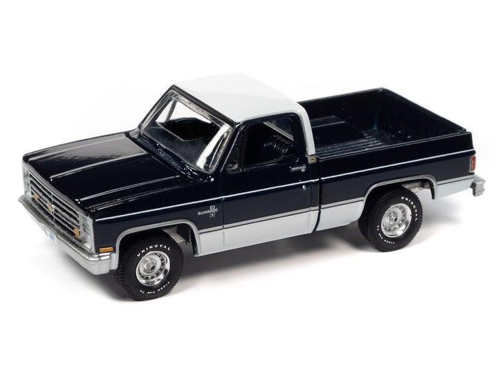 Auto World Muscle Trucks 1985 Chevy Silverado 10 Fleetside Dark Blue Poly White 1:64