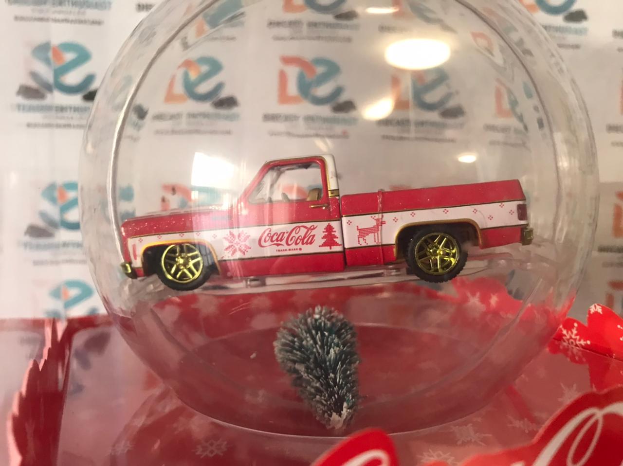 CHASE M2 Machines Mijo Exclusives Coca Cola Ornament 1973 Chevrolet Fleetline with Tree Christmas 1:64