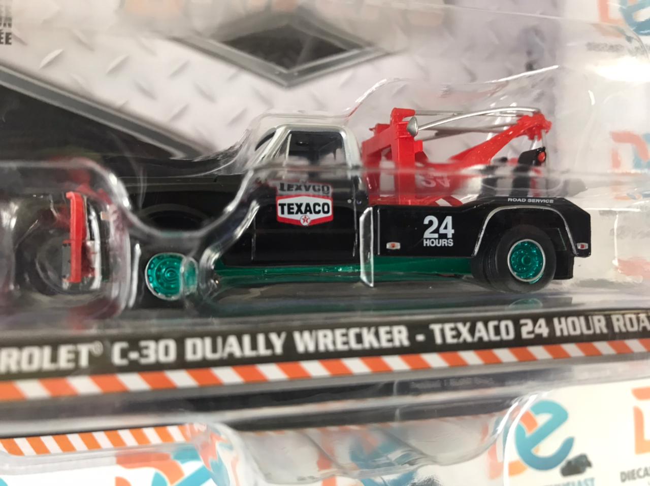 CHASE GREEN MACHINES Greenlight Dually Drivers Series 1970 Chevrolet C-30 Dually Wrecker Texaco 1:64