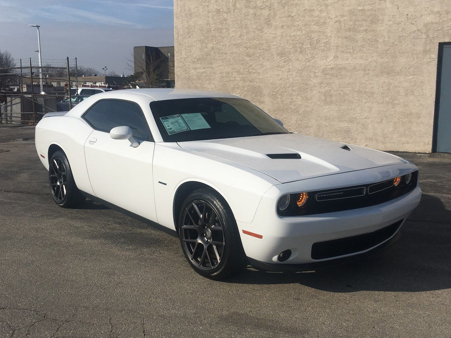 Auto World Modern Muscle 2018 Dodge Challenger Hellcat White Knuckle 1:64