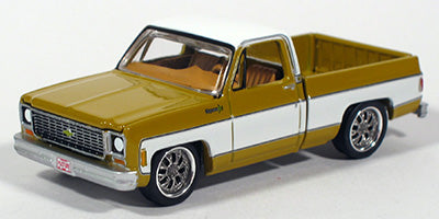 Auto World Mississippi Barn Finds 1973 Chevy Cheyenne Fleetside Clean Brown Version 1:64