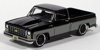 Auto World Alabama Barn Finds Exclusives 1975 Chevy Silverado Fleetside Pair Clean & Rusty Version 1:64