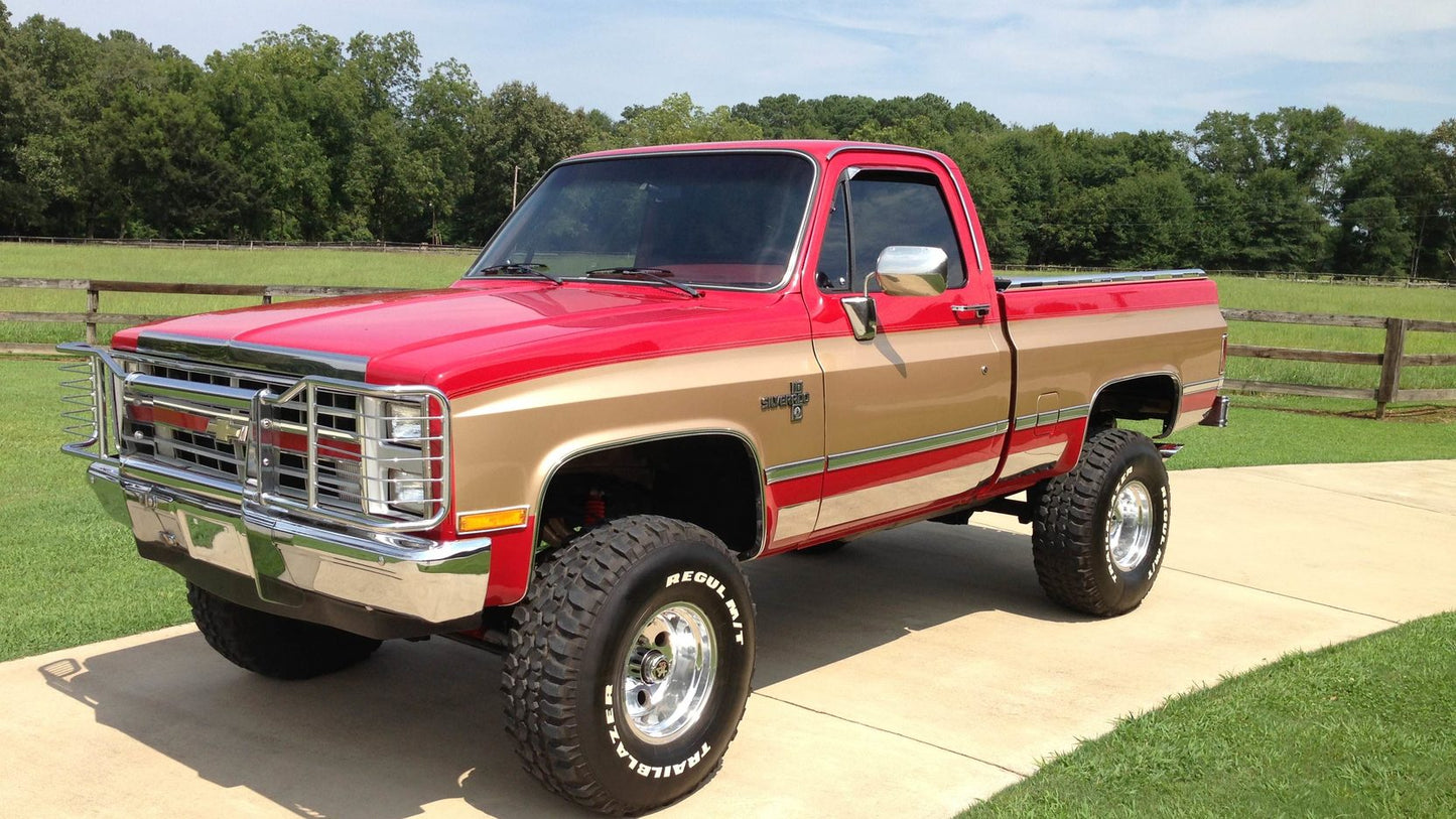 Auto World Exclusives 1983 Chevy Silverado K10 Fleetside Red Gold 1:64