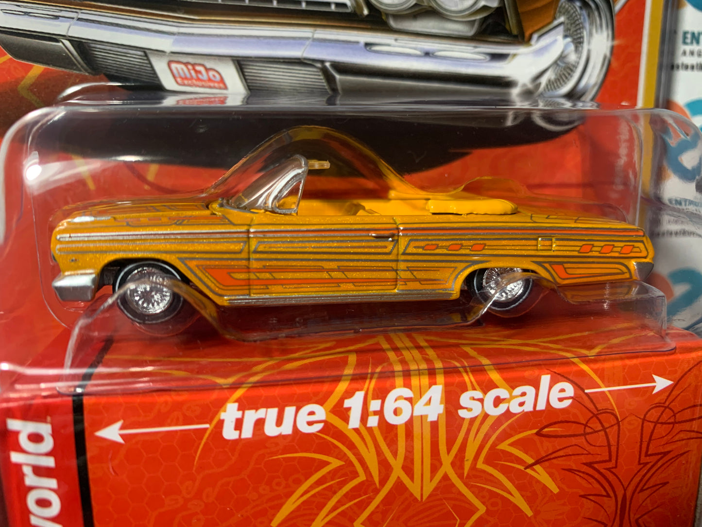 Auto World Custom Lowriders 1962 Chevrolet Impala Convertible Yellow 1:64
