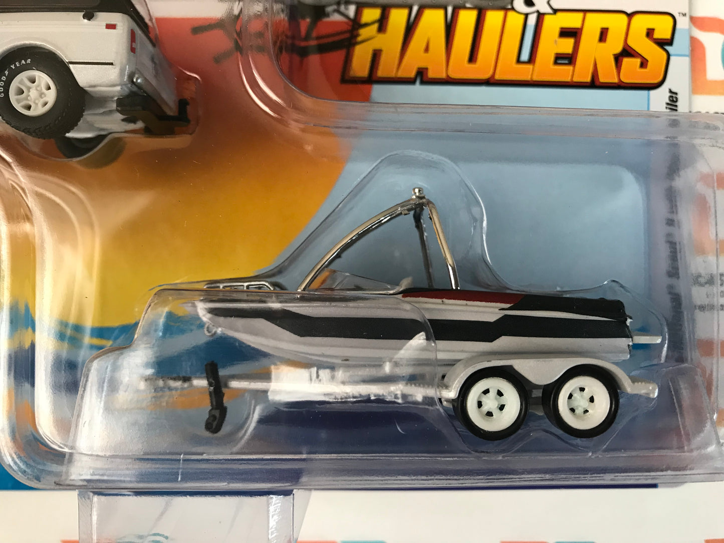 CHASE Johnny Lightning Hulls & Haulers 1979 International Scout II with Boat & Trailer White 1:64
