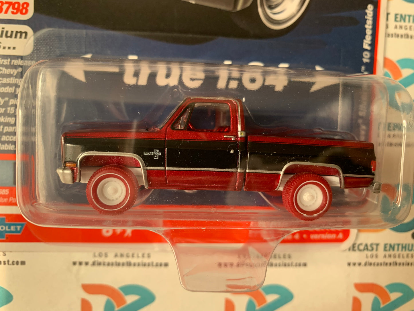 CHASE ULTRA RED Auto World 1984 Chevy Silverado 10 Fleetside Light Dark Blue Poly 1:64