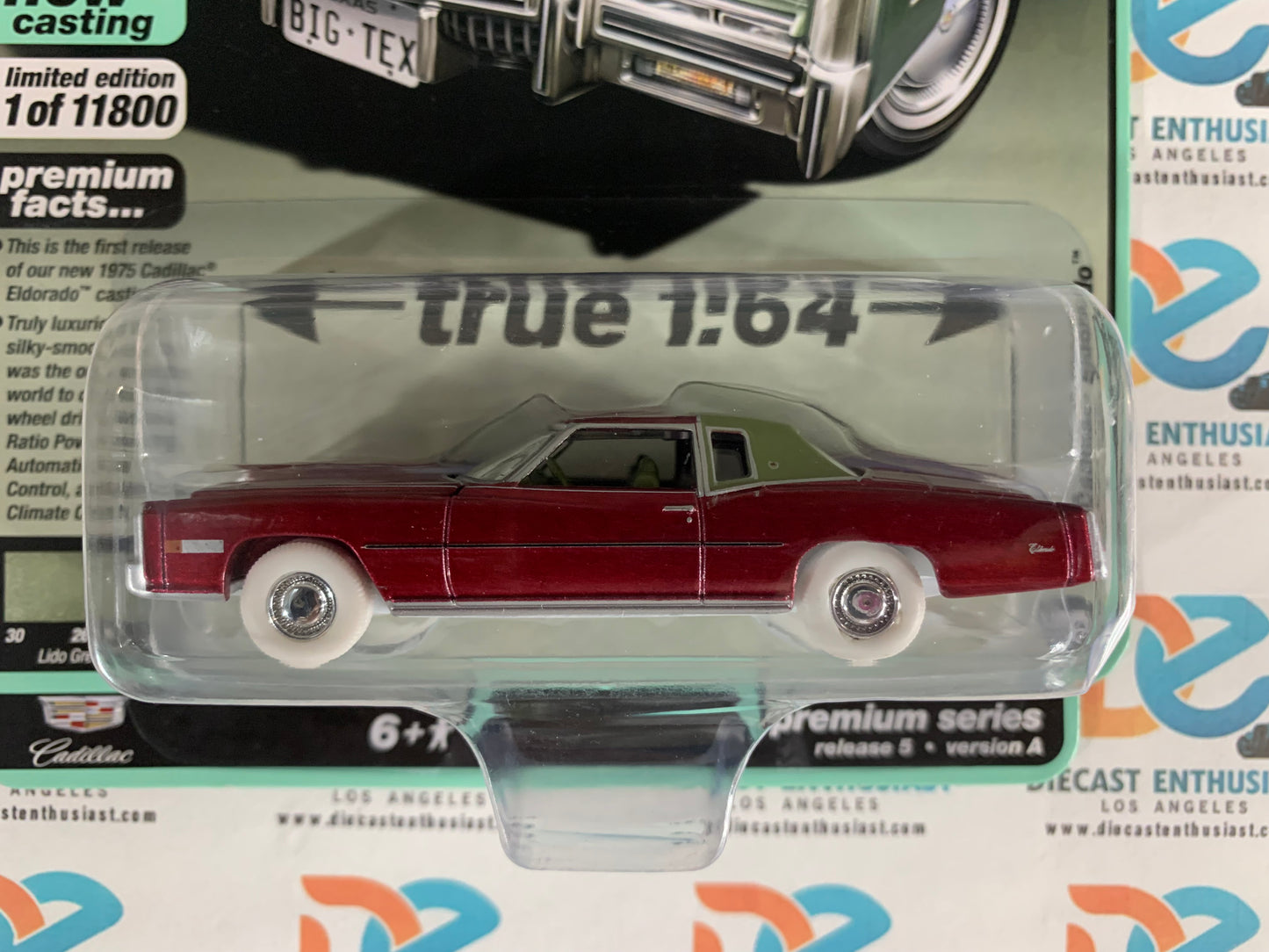 BUMPED BUBBLE CHASE ULTRA RED Auto World 1975 Cadillac Eldorado Green 1:64