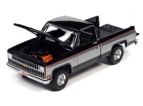 Auto World Muscle Trucks 1981 Chevy Silverado10 Fleetside Midnight Black Silver 1:64