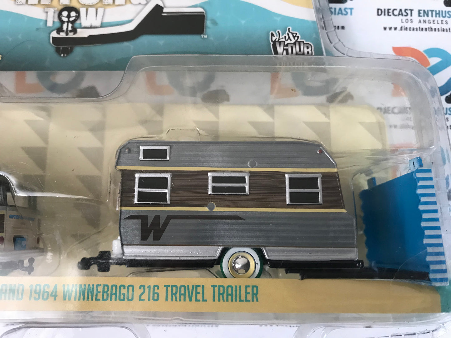 CHASE Greenlight Mijo Exclusives Hitch & Tow Volkswagen Samba Bus & 1964 Winnebago 216 Travel Trailer 1:64