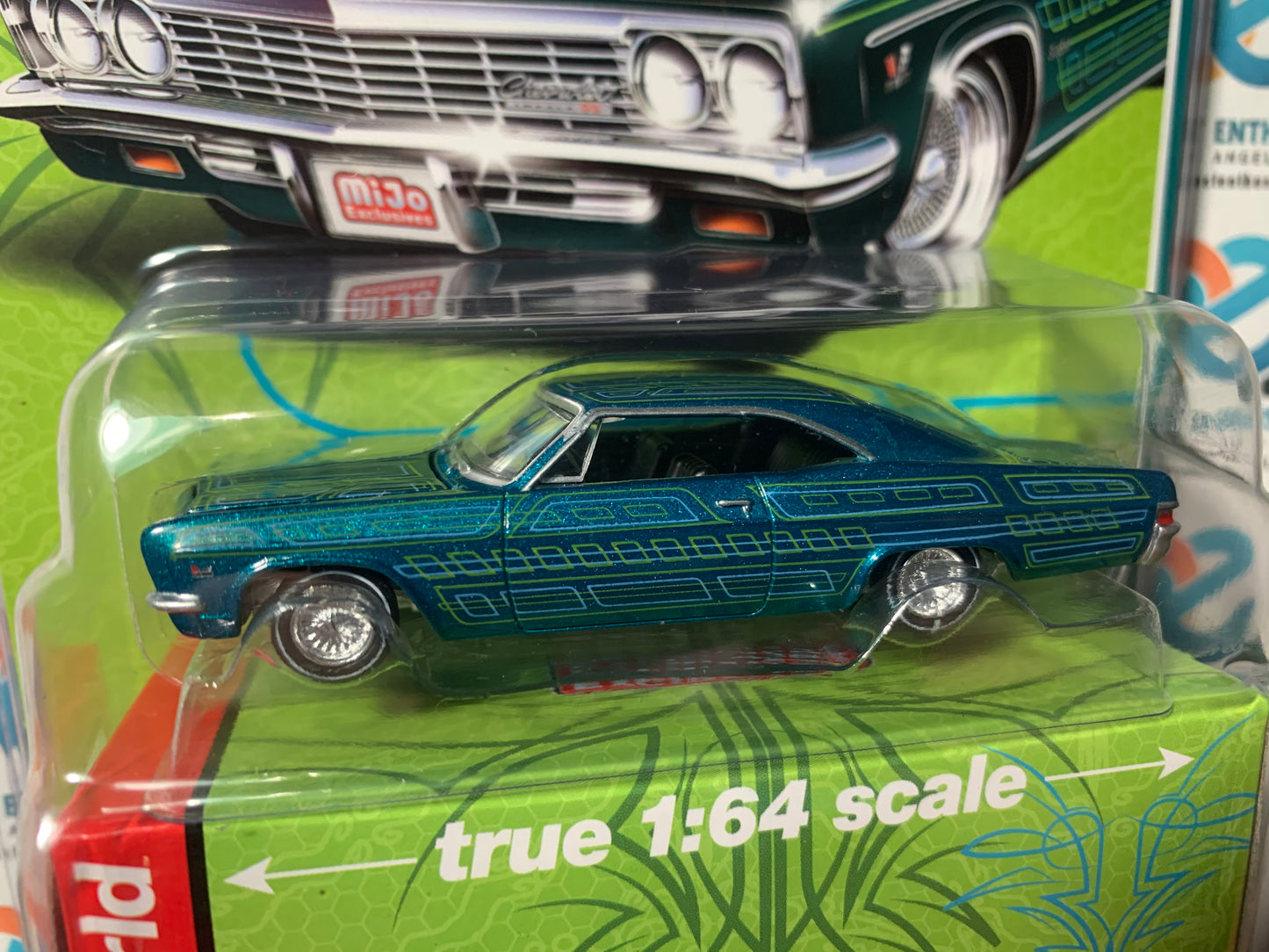 Auto World Custom Lowriders 1966 Chevrolet Impala Turquoise 1:64