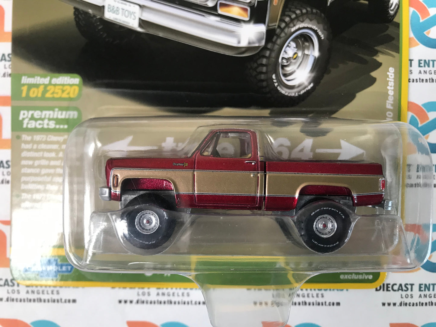 CHASE Auto World Exclusives 1973 Chevy Cheyenne K10 Fleetside Black Gold 1:64