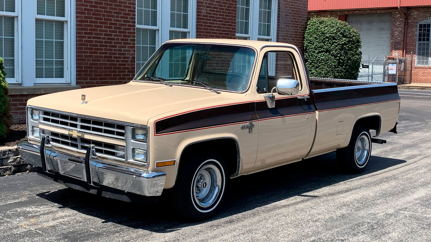 Auto World Muscle Trucks 1985 Chevy Silverado 10 Fleetside Tan Dark Brown Poly 1:64