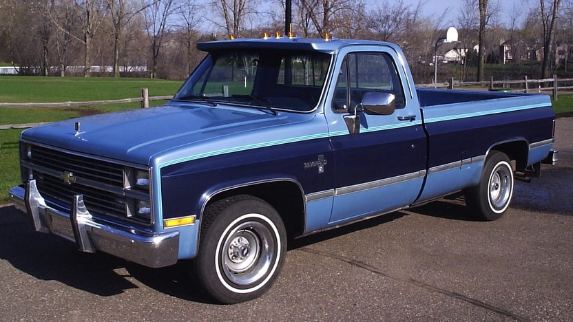Auto World 1984 Chevrolet Silverado 10 Fleetside Light & Dark Blue Poly 1:64
